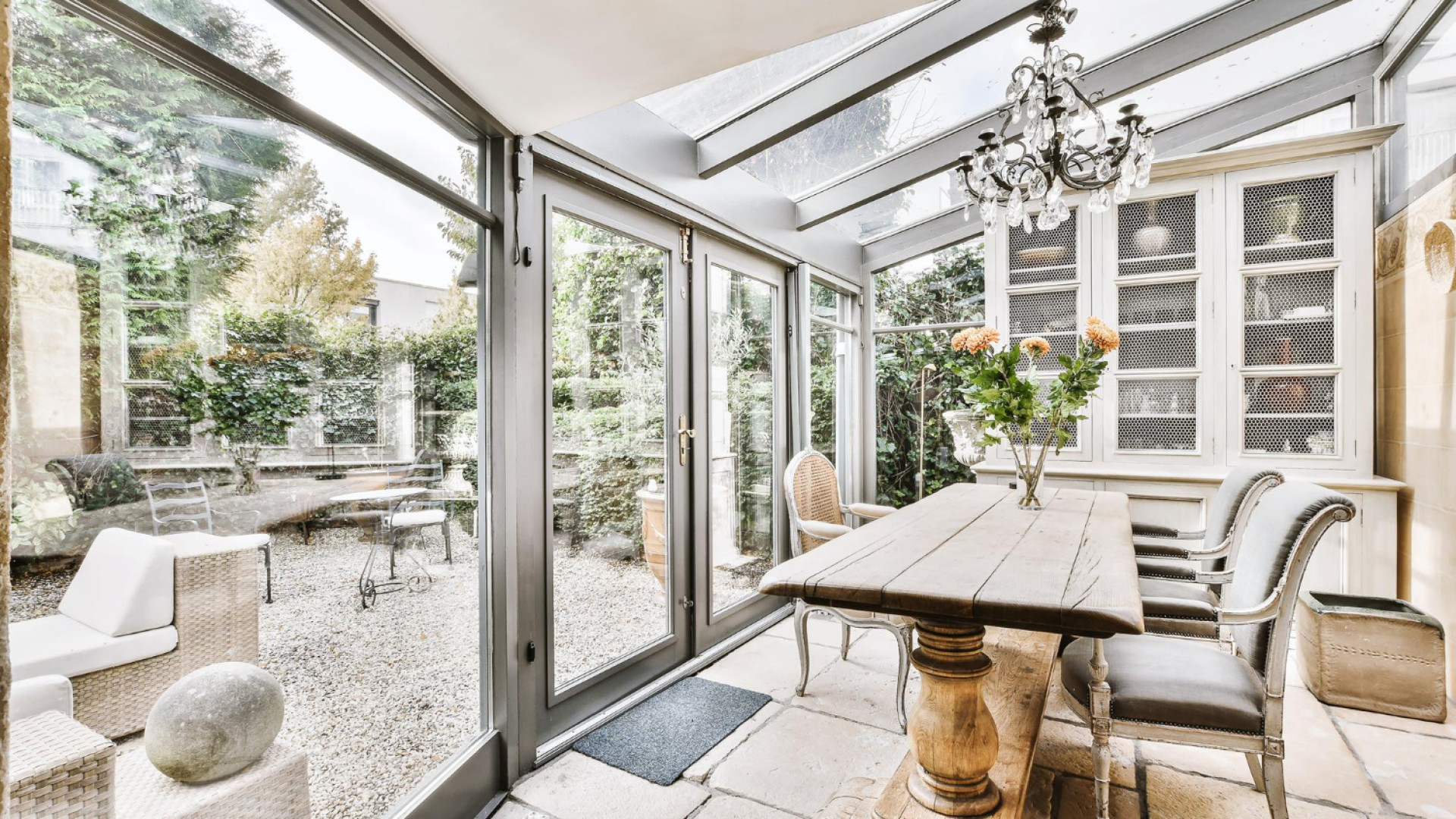 Ouvrir sa maison sur l'extérieur : les bénéfices d'une véranda alu dans les Landes